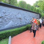 Gubernur Jawa Timur Khofifah Indar Parawansa meninjau langsung sekaligus melakukan rapat koordinasi terbatas dengan beberapa Kepala OPD Pemprov di Anjungan Jawa Timur, Kompleks TMII, Jakarta Timur (19/07/22)