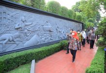 Gubernur Jawa Timur Khofifah Indar Parawansa meninjau langsung sekaligus melakukan rapat koordinasi terbatas dengan beberapa Kepala OPD Pemprov di Anjungan Jawa Timur, Kompleks TMII, Jakarta Timur (19/07/22)