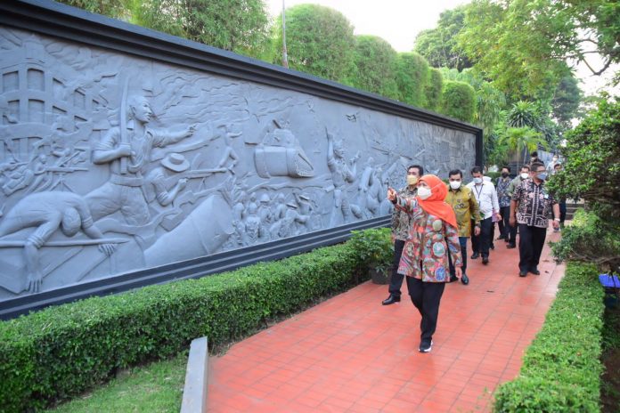 Gubernur Jawa Timur Khofifah Indar Parawansa meninjau langsung sekaligus melakukan rapat koordinasi terbatas dengan beberapa Kepala OPD Pemprov di Anjungan Jawa Timur, Kompleks TMII, Jakarta Timur (19/07/22)