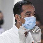 Presiden Jokowi Minta Masyarakat Kembali Pakai Masker di Dalam dan Luar Ruangan.