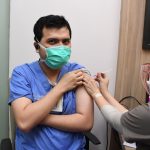 ilustrasi vaksinasi covid-19 pada tenaga kesehatan
