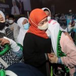 Gubernur Jawa timur Khofifah lndar Parawansa secara langsung menyambut kedatangan para Jemaah haji kloter pertama di Asrama Haji Sukolilo, Surabaya.