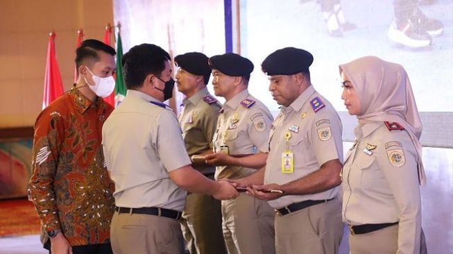 Menteri ATR/BPN Hadi Tjahjanto tambah atribut baret hingga tongkat komando dan tanda pangkat yang akan dipakai lengkap bersama dengan pakaian dinas harian (PDH) kepada seluruh jajaran Kementerian ATR/BPN.