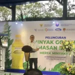 Menteri Perdagangan Zulkifli Hasan saat memberi sambutan pada Peluncuran Minyak Kita di area parkir Gedung Kementerian Perdagangan di Jakarta (06/07/22)