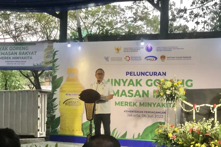 Menteri Perdagangan Zulkifli Hasan saat memberi sambutan pada Peluncuran Minyak Kita di area parkir Gedung Kementerian Perdagangan di Jakarta (06/07/22)