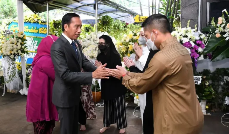 Presiden Jokowi dan Ibu Iriana Takziah ke Rumah Tjahjo Kumolo