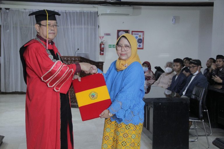 Predikat Cumlaude, Wahyu Prawesthi Raih Gelar Doktor Ilmu Hukum