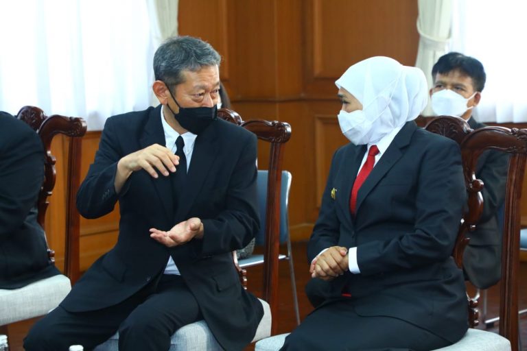 Khofifah Sampaikan Dukacita Ke konjen Jepang Atas Wafatnya Shinzo Abe
