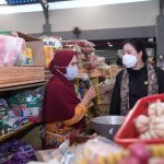 Ketua DPR RI Puan Maharani saat berbelanja di Pasar Banyumas, Jawa Tengah (06/07/22)