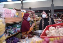 Ketua DPR RI Puan Maharani saat berbelanja di Pasar Banyumas, Jawa Tengah (06/07/22)