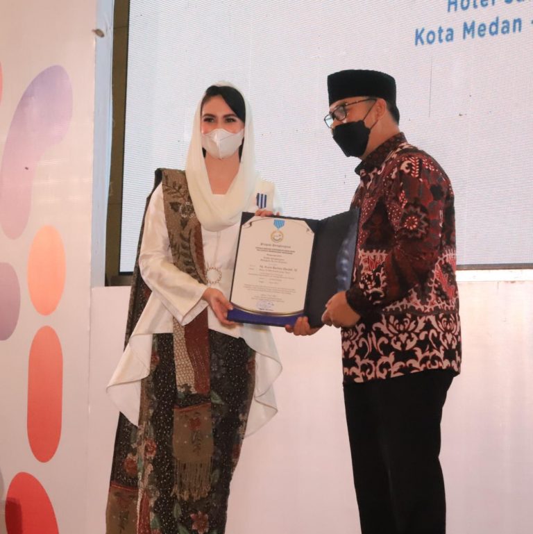 Turunkan Angka Stunting Jatim, Arumi Terima Penghargaan MKK Tertinggi dari BKBN RI