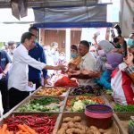 Presiden Jokowi saat menyapa pedangang di Pasar Sukamandi, Kabupaten Subang (12/07/22) (Foto: Muchlis Jr – Biro Pers Sekretariat Presiden)