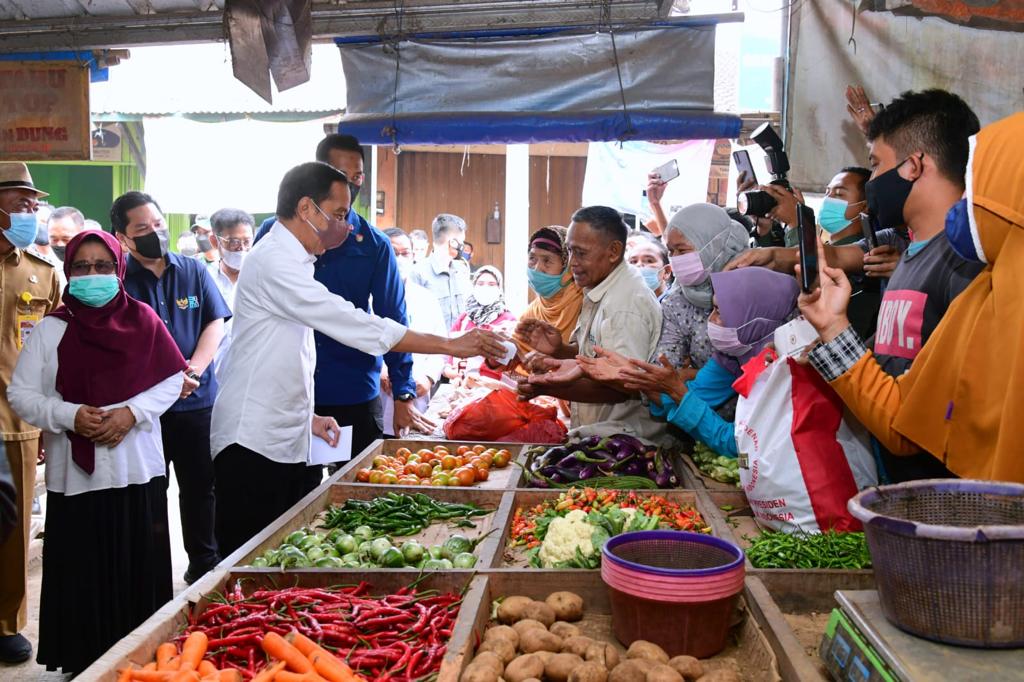 Presiden Jokowi saat menyapa pedangang di Pasar Sukamandi, Kabupaten Subang (12/07/22) (Foto: Muchlis Jr - Biro Pers Sekretariat Presiden)