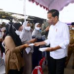 Presiden Jokowi saat membagikan bantuan langsung kepada para penerima manfaat di Kabupaten Subang (12/07/22) (Foto: Muchlis Jr – Biro Pers Sekretariat Presiden)