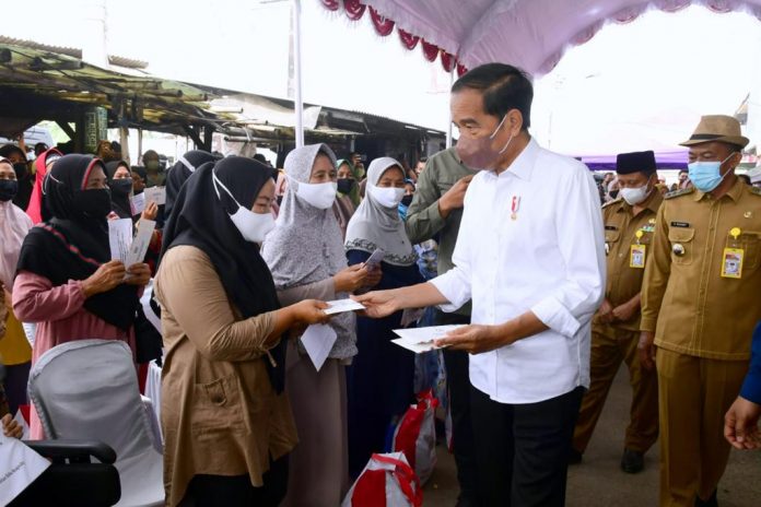Presiden Jokowi saat membagikan bantuan langsung kepada para penerima manfaat di Kabupaten Subang (12/07/22) (Foto: Muchlis Jr - Biro Pers Sekretariat Presiden)