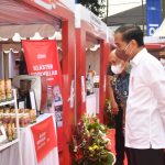 Presiden Jokowi mendorong para pelaku UMKM manfaatkan platform daring guna mendongkrak omzet jualannya.