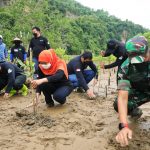 Gubernur Khofifah meraih penghargaan Nirwasita Tantra kategori kepala daerah peringkat ketiga dalam pengelolaan Lingkungan Hidup dan Kehutananan Daerah Tahun 2021.