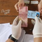 ilustrasi pemberian bansos