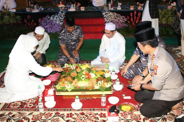 Gubernur Khofifah Bersama Forkopimda Jatim ‘Muluk’ Bareng Tumpeng Merah Putih