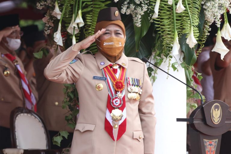 Gubernur Khofifah Pimpin Apel Besar Hari Pramuka ke-61, Ajak Gelorakan Pengabdian Tanpa Batas