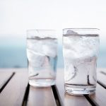 Mitos atau Fakta Minum Air Es Bisa Sebabkan Perut Buncit?