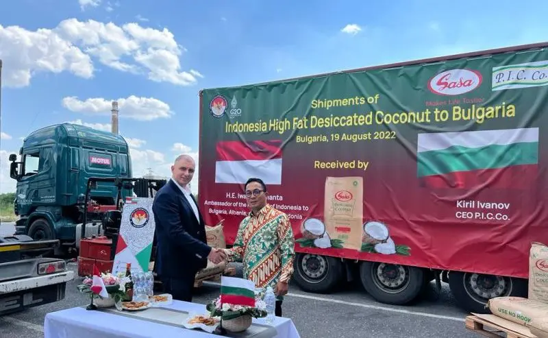 Iwan Bogananta Duta Besar RI untuk Bulgaria mengawal pengiriman perdana kontainer tepung kelapa dari Indonesia untuk dipasarkan di Bulgaria (22/08/22)
