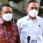 Zainudin Amali Menpora (kiri) dan Mochamad Iriawan Ketum PSSI usai bertemu Jokowi Presiden di Istana Kepresidenan Jakarta. (03/08/22)