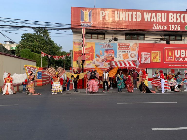 Meriahkan HUT RI Ke 77, PT UBM Waru Gelar Pawai Berjalan Memakai Busana Daur Ulang