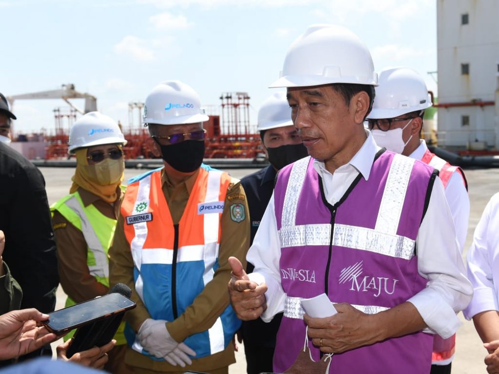 Presiden Joko Widodo saat berada di Terminal Kijing Pelabuhan Pontianak di Kabupaten Mempawah, Provinsi Kalimantan Barat (09/08/22) (Foto: Kris - Biro Pers Sekretariat Presiden)