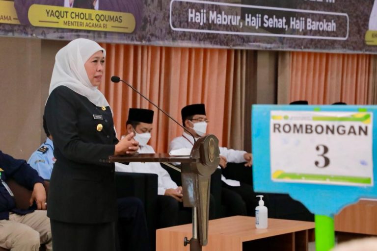 Sambut Kedatangan Jemaah Haji Kloter Terakhir, Gubernur Khofifah Bagikan Bendera Merah Putih