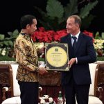 Presiden Jokowi saat menerima penghargaan dari IRRI kepada pemerintah Republik Indonesia yang digelar di Istana Negara Jakarta (12/08/22) (Foto: Kris – Biro Pers Sekretariat Presiden)