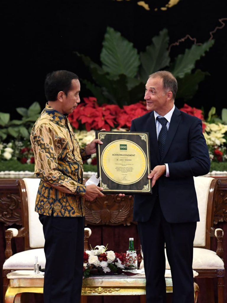 Presiden Jokowi saat menerima penghargaan dari IRRI kepada pemerintah Republik Indonesia yang digelar di Istana Negara Jakarta (12/08/22) (Foto: Kris - Biro Pers Sekretariat Presiden)