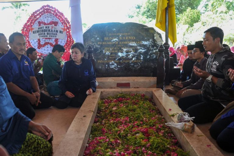 Peringati HUT RI, Nasdem Jatim Ziarah ke Makam Soekarno di Blitar