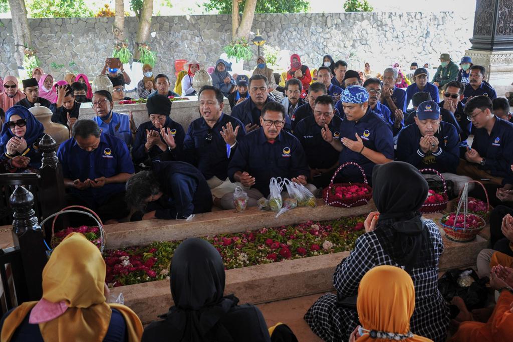 Pengurus dan kader Partai NasDem Jatim ziarah ke makam Soekarno di Blitar