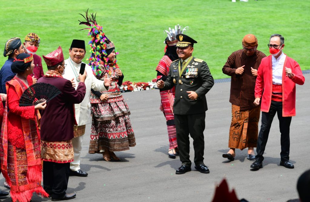 Masyarakat umum, para menteri, hingga Ibu Iriana kemudian larut dalam irama musik hingga turut bergoyang mengikuti alunan musik campur sari "Ojo Dibandingke" (Foto: Muchlis Jr - Biro Pers Sekretariat Presiden)
