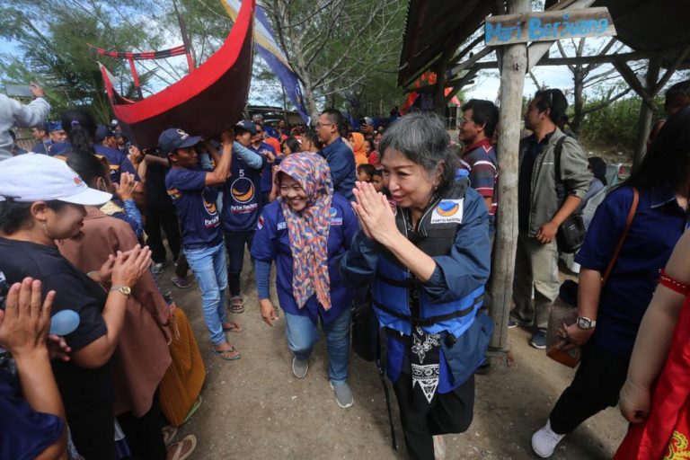 DPW NasDem Jawa Timur Tanam Ribuan Pohon Mangrove di Banyuwangi