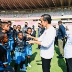 Presiden Joko Widodo bersama dengan Ibu Iriana Joko Widodo berinteraksi dengan anak-anak di sela-sela peluncuran Papua Football Academy di Stadion Lukas Enembe, Kabupaten Jayapura. Nampak keceriaan anak-anak ketika melakukan swafoto dengan Kepala Negara. (31/08/22) (Foto: Laily Rachev – Biro Pers Sekretariat Presiden)
