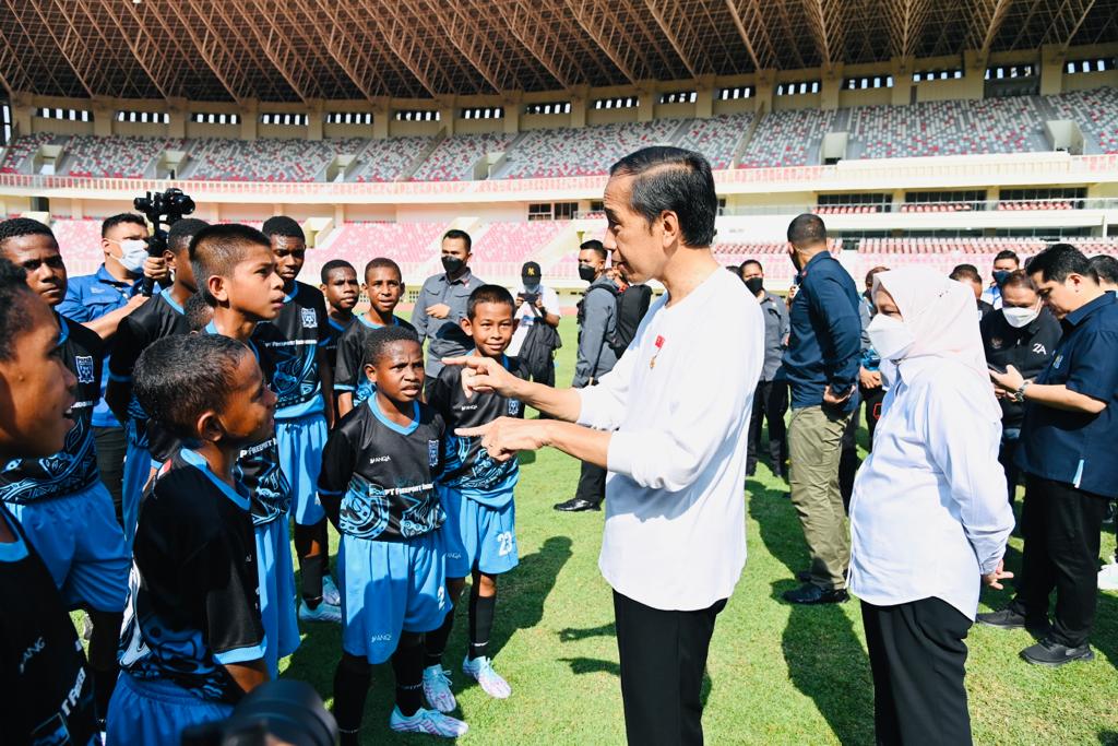 Presiden Joko Widodo bersama dengan Ibu Iriana Joko Widodo berinteraksi dengan anak-anak di sela-sela peluncuran Papua Football Academy di Stadion Lukas Enembe, Kabupaten Jayapura. Nampak keceriaan anak-anak ketika melakukan swafoto dengan Kepala Negara. (31/08/22) (Foto: Laily Rachev - Biro Pers Sekretariat Presiden)