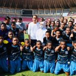 Presiden Joko Widodo dan Ibu Iriana Joko Widodo foto bersama dengan anak-anak di sela-sela peluncuran Papua Football Academy di Stadion Lukas Enembe, Kabupaten Jayapura (31/08/22) (Foto: Laily Rachev – Biro Pers Sekretariat Presiden)