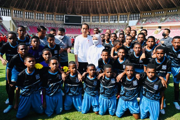 Presiden Joko Widodo dan Ibu Iriana Joko Widodo foto bersama dengan anak-anak di sela-sela peluncuran Papua Football Academy di Stadion Lukas Enembe, Kabupaten Jayapura (31/08/22) (Foto: Laily Rachev - Biro Pers Sekretariat Presiden)