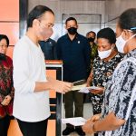 Presiden Jokowi perdana salurkan BLT BBM di Kantor Pos Cabang Sentani, Kabupaten Jayapura (31/08/22)