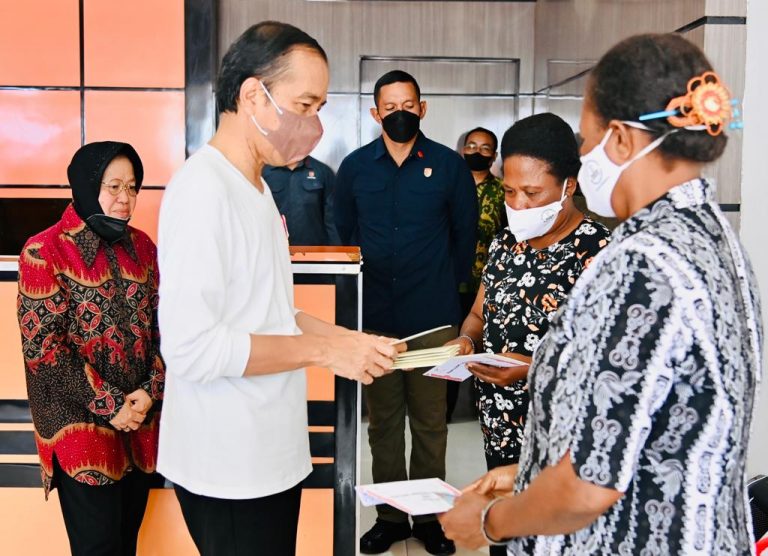 Presiden Jokowi perdana salurkan BLT BBM di Kantor Pos Cabang Sentani, Kabupaten Jayapura (31/08/22)