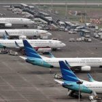 ilustrasi pesawat terparkir di bandara