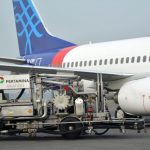 ilustrasi pengisian BBM avtur ke pesawat