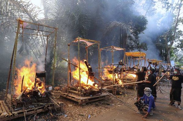 ilustrasi ngaben massal