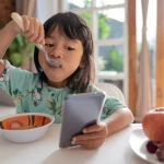 Psikolog Sarankan Orang Tua Tak Sediakan Gadget saat Anak Makan