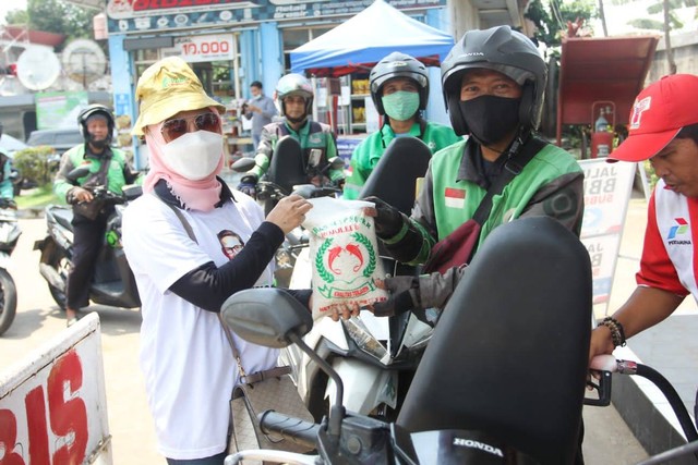 Relawan Sandi Uno membagikan voucher BBM murah serta kebutuhan pangan khusus kepada ojek online (ojol) di Bogor.