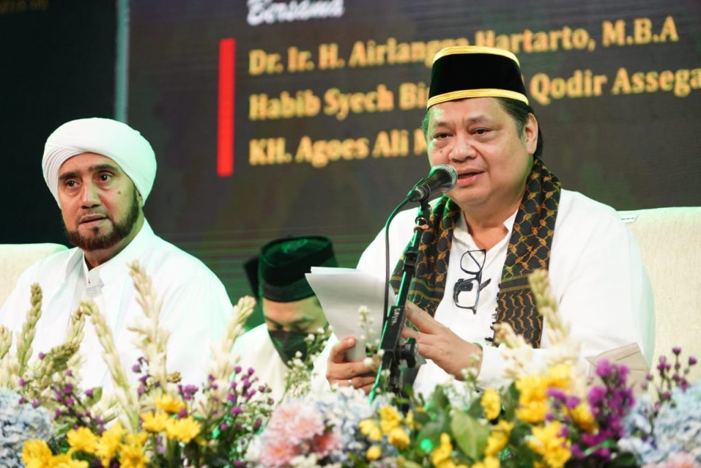 Menko Perekonomian RI sekaligus Dewan Penasihat Majelis Ahlul Hidayah Airlangga Hartarto pada acara zikir dan selawat dalam rangka Haul Ki Ageng Gribig di Oro-oro Yaa Qowiyyu Jatinom, Klaten, Jawa Tengah, Kamis malam (15/9/2022).
