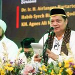 Menko Perekonomian RI sekaligus Dewan Penasihat Majelis Ahlul Hidayah Airlangga Hartarto pada acara zikir dan selawat dalam rangka Haul Ki Ageng Gribig di Oro-oro Yaa Qowiyyu Jatinom, Klaten, Jawa Tengah, Kamis malam (15/9/2022).