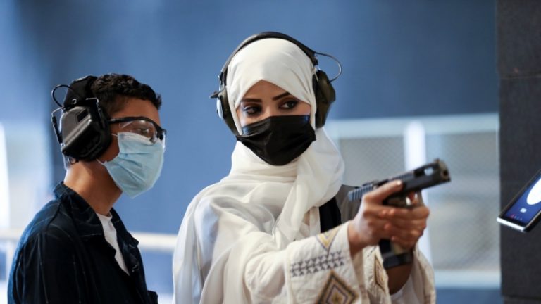 Legal Miliki Senjata Api, Perempuan Arab Saudi Mulai Belajar Gunakan Senjata Api